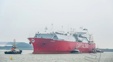 LNG-tanker Adamastos verlaat Eemshaven